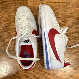 Nike Cortez
White Red
Synthetic Leather
Rubber Sole
Round Toe
Flat heel